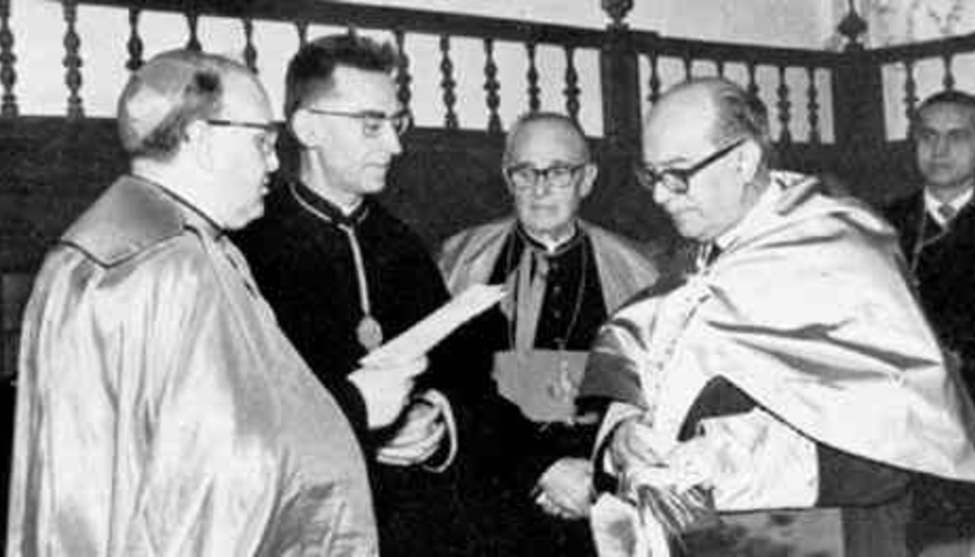 El ministro Ibáñez Martín investido honoris causa por la Pontificia de Salamanca